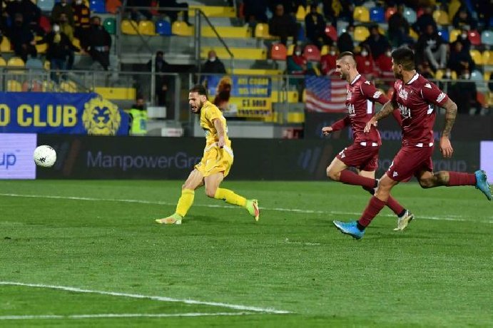 Soi kèo Frosinone vs Reggina, 01h30 ngày 2/05/2023  